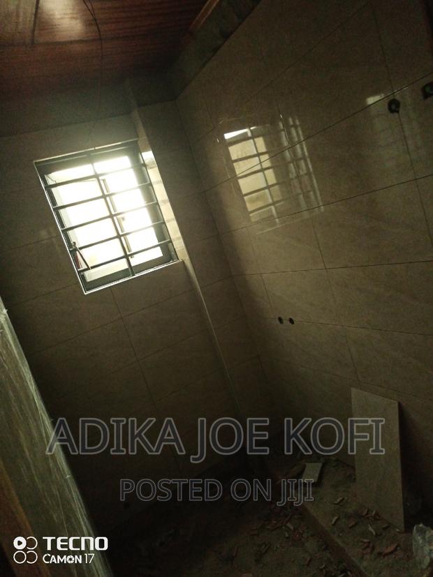 Bathroom Tilling Work · Photo 4