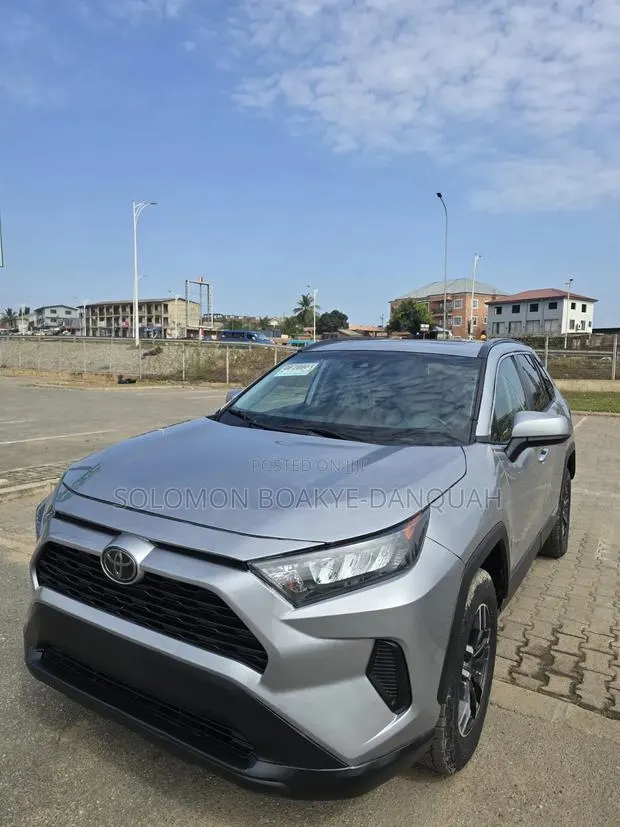 Toyota RAV4 XLE AWD 2020 Silver · Photo 1