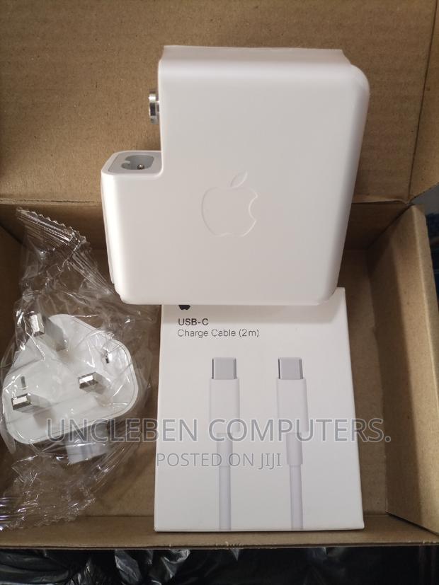 Macbook Type C Charger · Photo 1