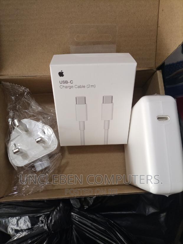 Macbook Type C Charger · Photo 2