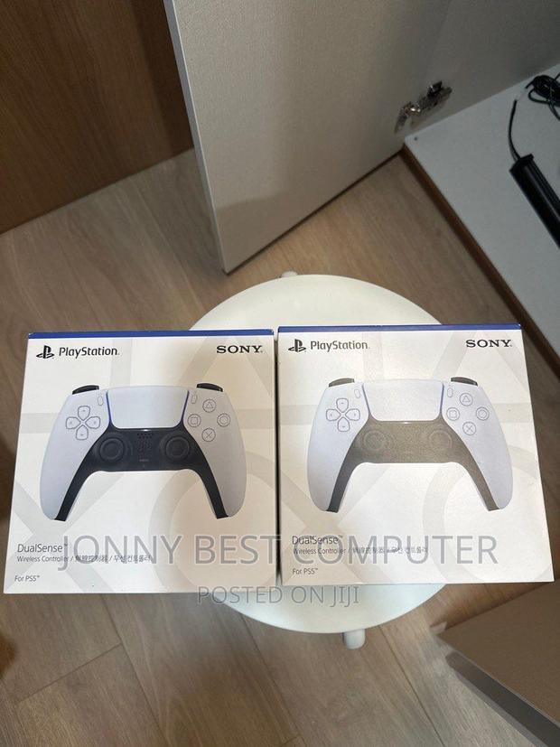 Play Station 5 Controller · Photo 2