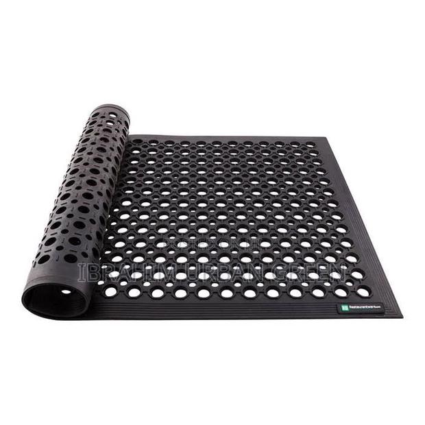 Rectangular Black Rubber Floor Mat · Photo 1