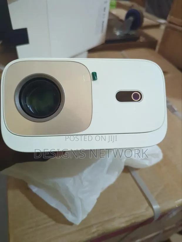 High Definition Projector · Photo 1