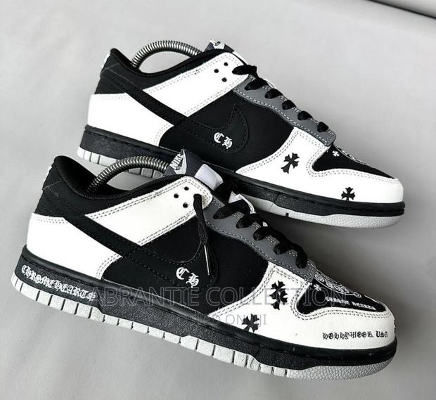 Nike Sb Dunk Low X Chrome Hearts · Photo 2