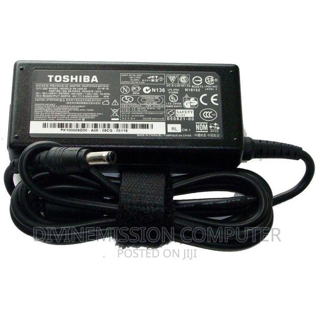 Toshiba Charger 19v.=3.42a. 65w · Photo 1