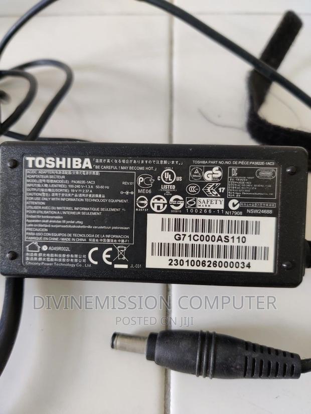 Toshiba Charger 19v.=3.42a. 65w · Photo 2