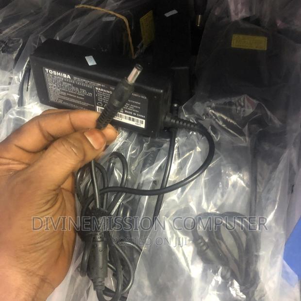 Toshiba Charger 19v.=3.42a. 65w · Photo 5