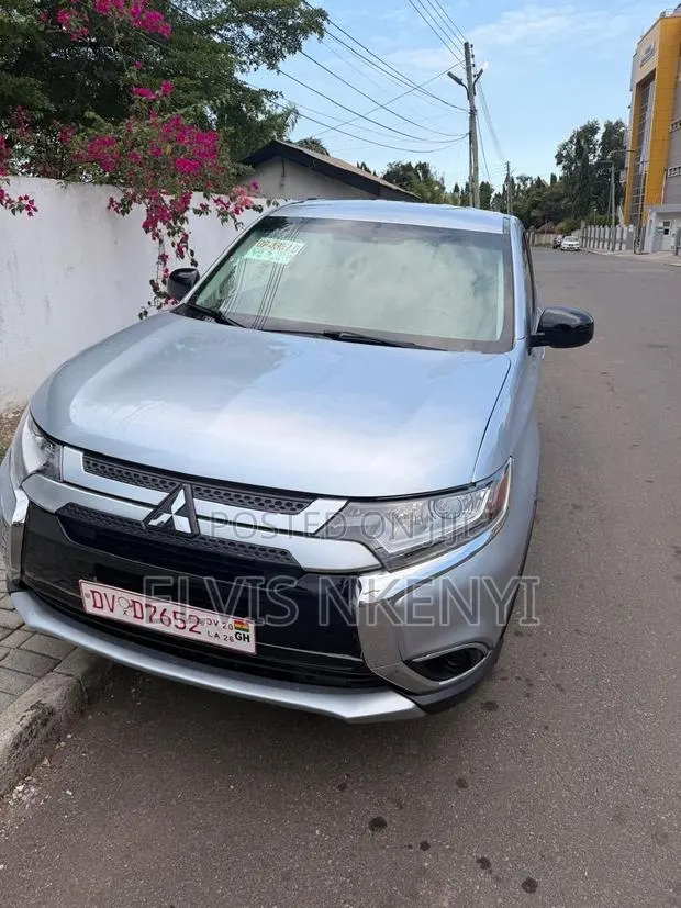 Mitsubishi Outlander 2.4 PHEV AWD 2016 Silver · Photo 1
