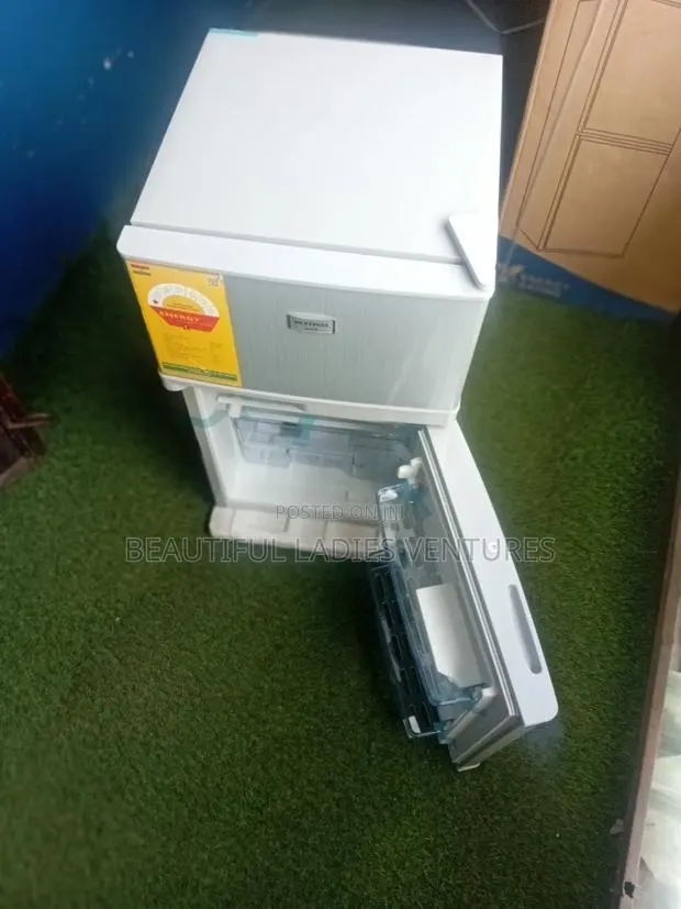 Westpool Apartment Size Refrigerator · Photo 1