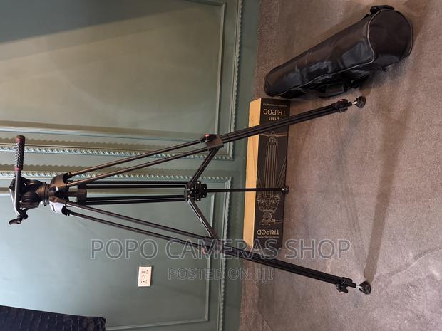 Professional Heavy Duty Tripod · Photo 3