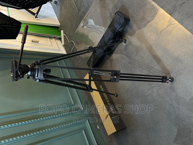 Professional Heavy Duty Tripod · Photo 6