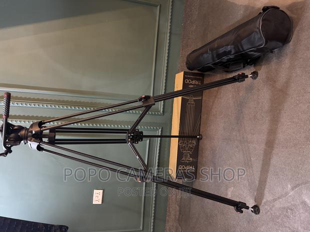 Professional Heavy Duty Tripod · Photo 1