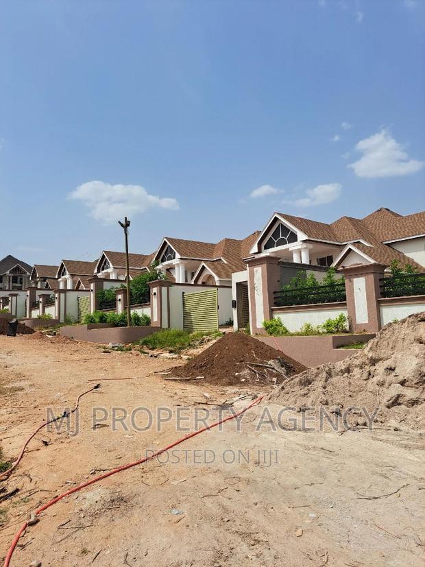 5bdrm Duplex in Atwima Kwanwoma for sale · Photo 2