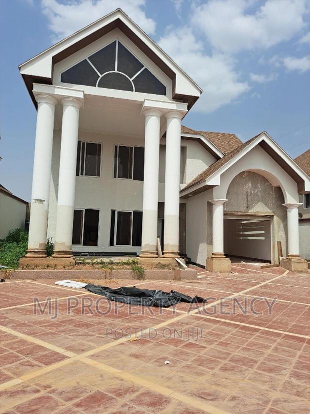 5bdrm Duplex in Atwima Kwanwoma for sale · Photo 4