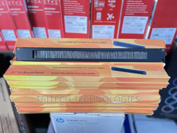 1U Brush Cable Manager · Photo 2