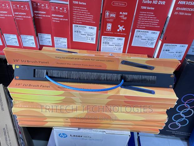 1U Brush Cable Manager · Photo 3