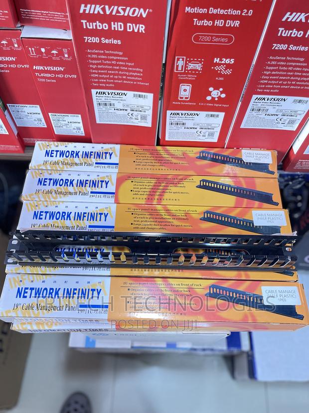 19" 1U Metal Network Cable Manager With Cover · Photo 1