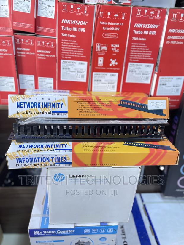 19" 1U Metal Network Cable Manager With Cover · Photo 2