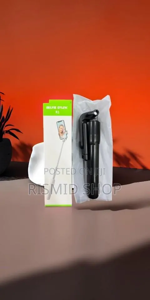 R1 Travel-Friendly Selfie Stick · Photo 1