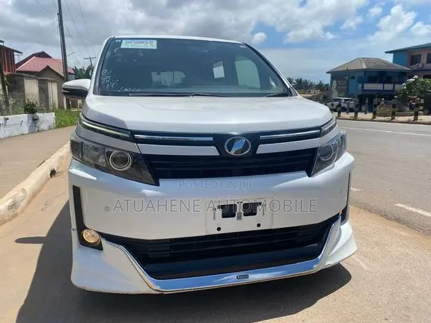 Toyota Voxy V 4WD 8-Seater 2015 White · Photo 1