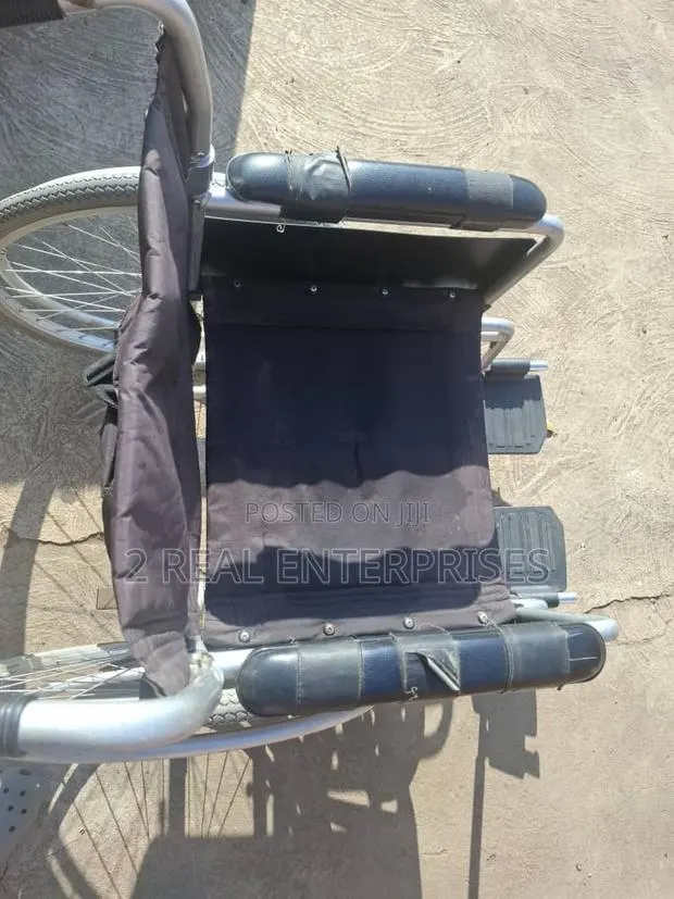 Manual Folding Wheelchair · Photo 3