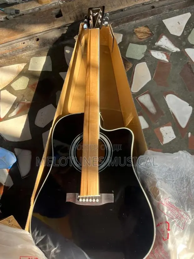 Professional Black Yamaha Semi-Acoustic Guitar · Photo 1