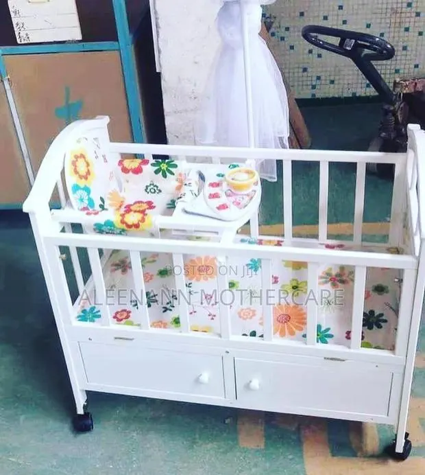 Wooden Cot White · Photo 1