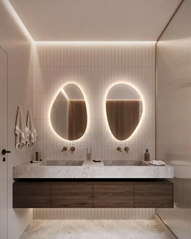 Irregular Led Mirror Asymmetric · Photo 1