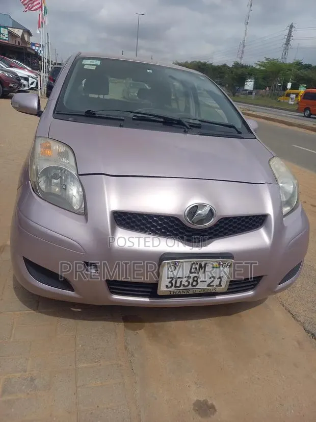 Toyota Vitz 1.3 FWD 5dr 2010 Gray · Photo 1