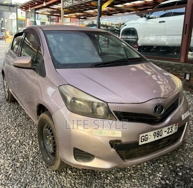 Toyota Vitz 2012 Silver · Photo 1