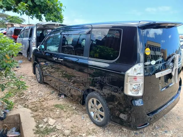 Toyota Voxy 2010 Black · Photo 1