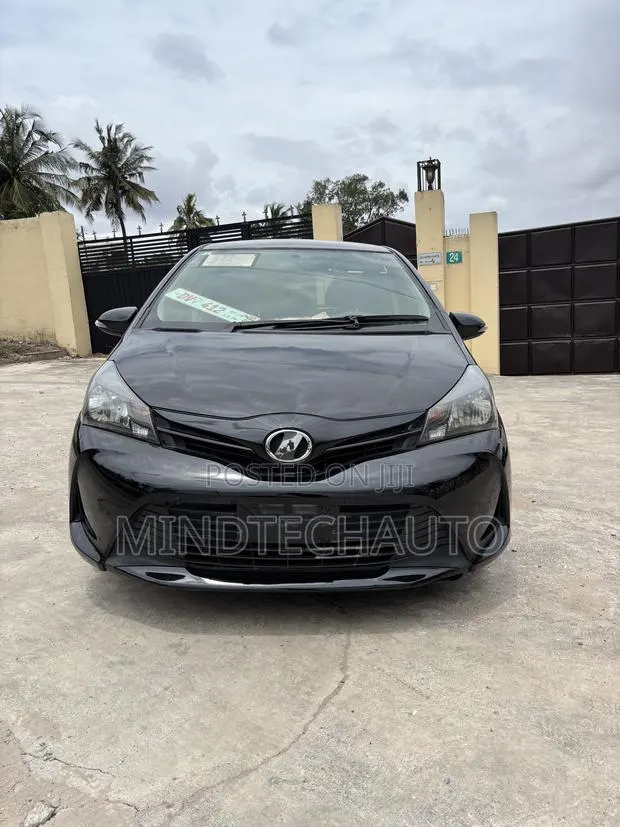 Toyota Vitz 1.3 AWD 3dr 2015 Black · Photo 1