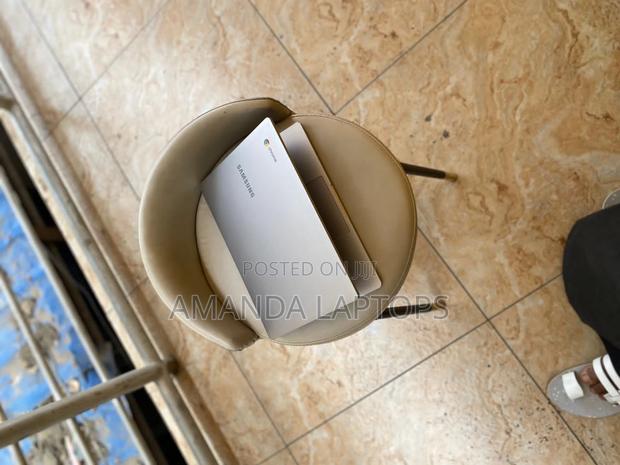 New Laptop Samsung Chromebook 3 11 4GB Intel Celeron SSD 40GB · Photo 2