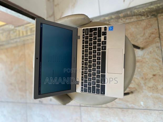 New Laptop Samsung Chromebook 3 11 4GB Intel Celeron SSD 40GB · Photo 1