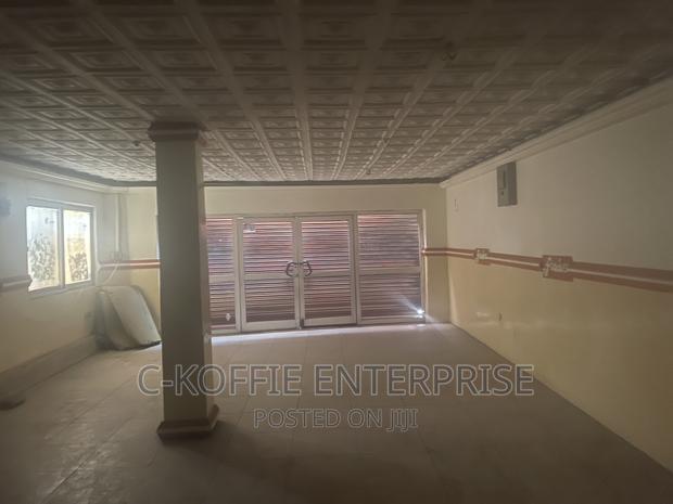 Warehouse With Shop 350sq + Office at Accra Close to Road · Photo 2
