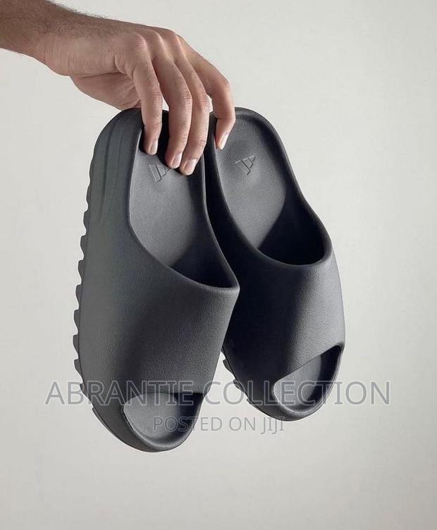 Adidas Yeezy Slides · Photo 1