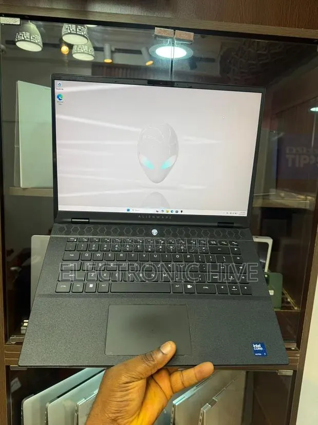 Laptop Dell Alienware M16 R2 32GB Intel Core Ultra 7 SSD 1T · Photo 1