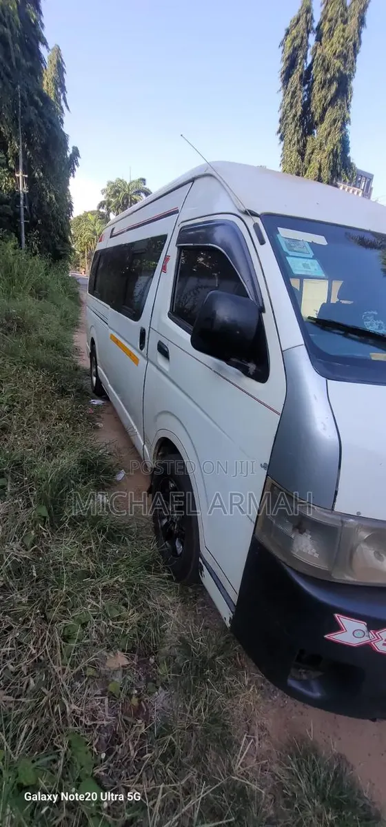 Toyota HiAce 2012 White · Photo 1