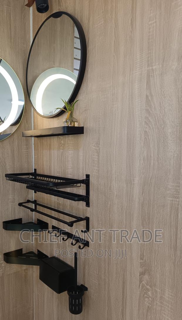 Mirrior With Black Borders · Photo 1
