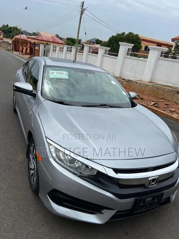Honda Civic EX 4dr Hatchback (1.5L 4cyl) 2017 Gray · Photo 1