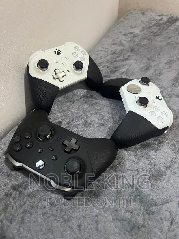 Xbox Elite Series 2 Controllers · Photo 3