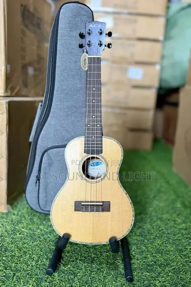 ACL Ukulele With Gig Bag and Strap · Photo 1