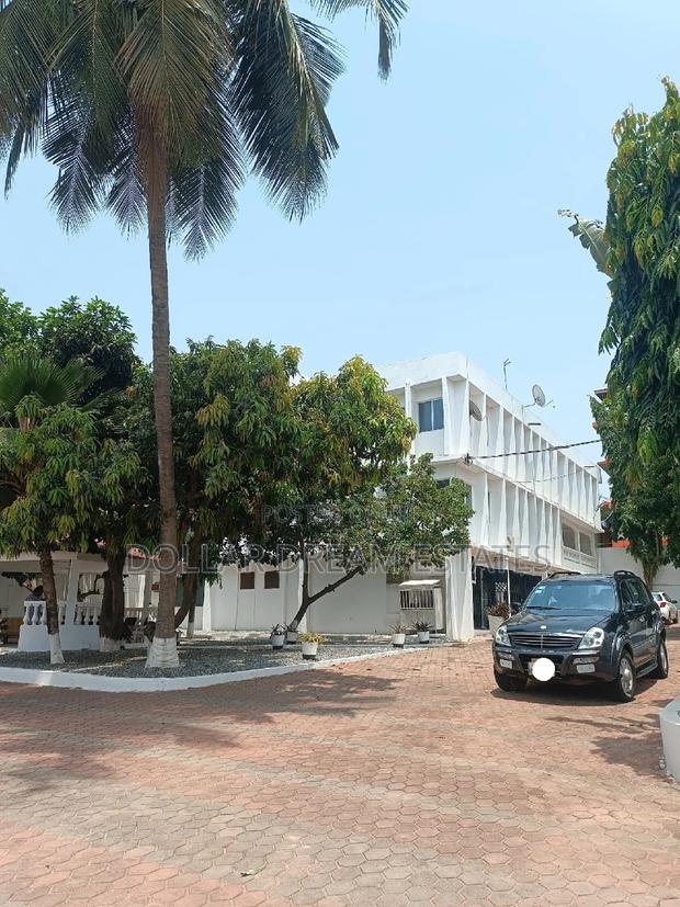18bdrm House in Kwashieman for sale · Photo 2