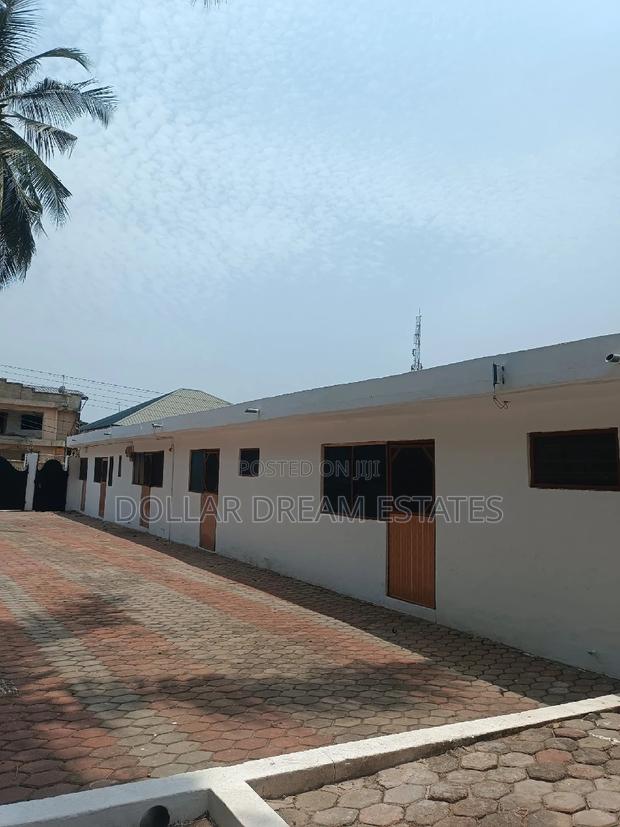 18bdrm House in Kwashieman for sale · Photo 3