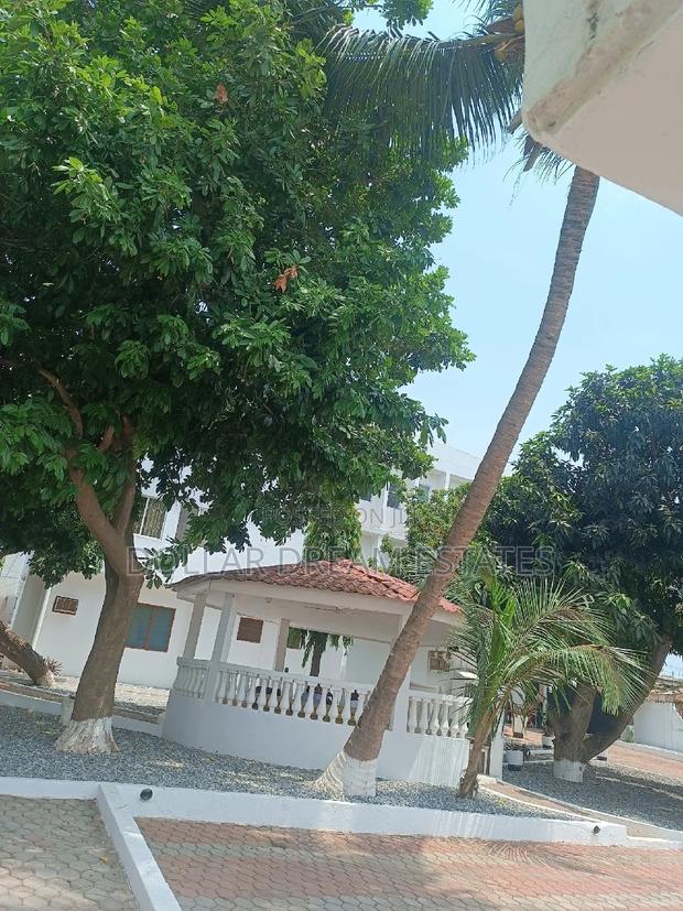 18bdrm House in Kwashieman for sale · Photo 5