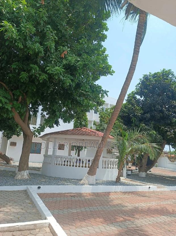 18bdrm House in Kwashieman for sale · Photo 6