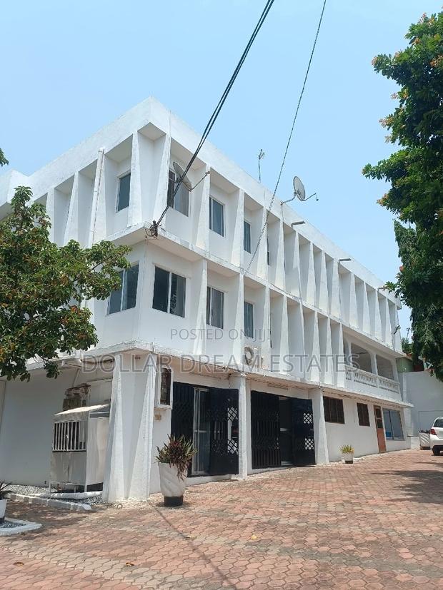 18bdrm House in Kwashieman for sale · Photo 1