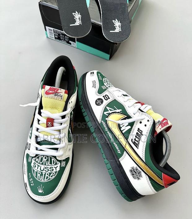 Nike Sb Dunk Low X Stussy · Photo 1