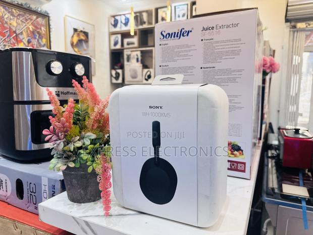 Beautiful Sleek Black Headset SONY WH-1000XM5 · Photo 1
