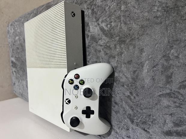 Xbox One S · Photo 1